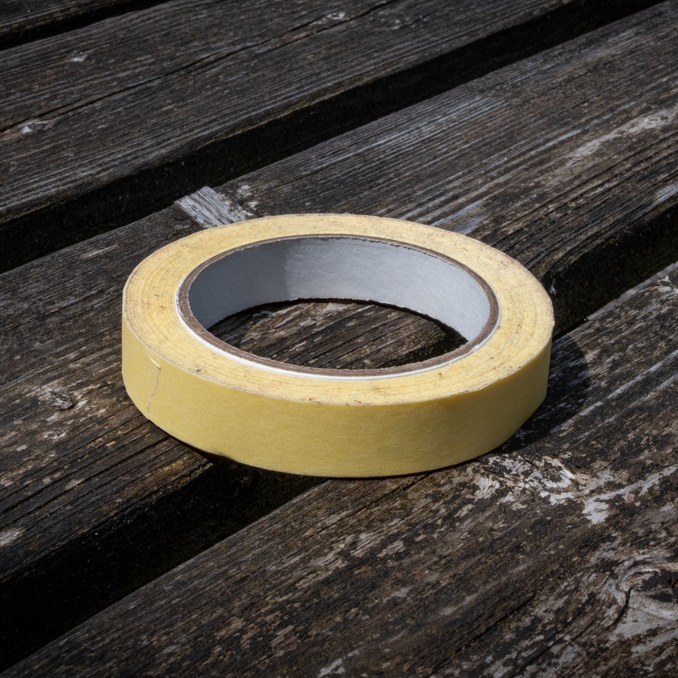 Quibble, a round crepe-tape-like ring laying flat on wooden surface used in Crolf (also known as Krolf)